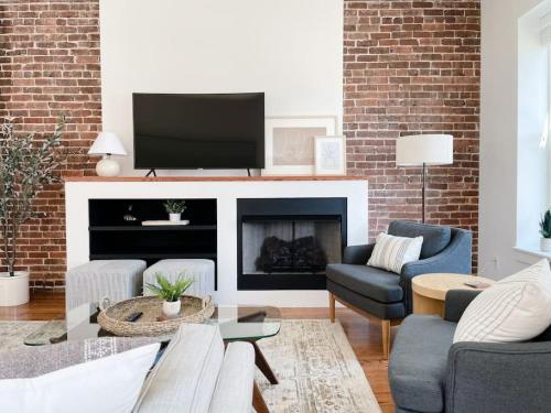 Historic 1900s Townhome with a Modern Flair thumb 3