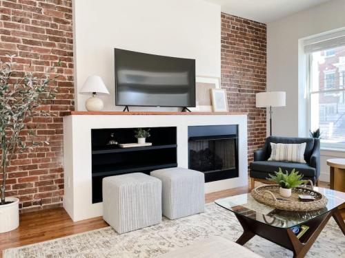 Historic 1900s Townhome with a Modern Flair thumb 4