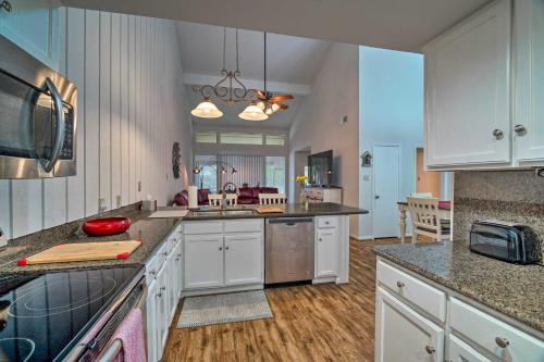 Serene Townhome with Porch Walk to Lake Conroe - image 4