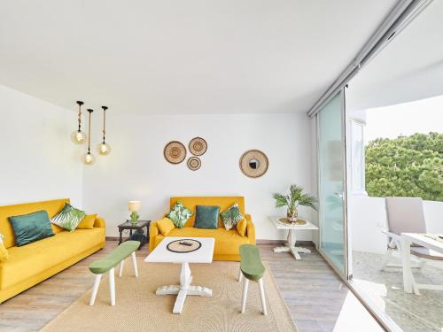 cubo's calahonda beachfront