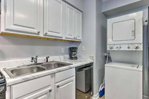 Coastal Gulf Shores Condo - 1 Block to Beach! - image 3