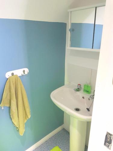 Baño, Self catering upper floor flat at Woodend house in Kyle of Lochalsh