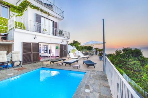 Priora Villa Sleeps 14 with Pool and WiFi in Naples