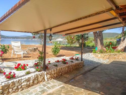 Wonderful stone house infront of the sea. – khách sạn tại Panagia