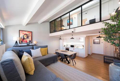 Modern Loft with AC in Downtown Porto by LovelyStay, Porto