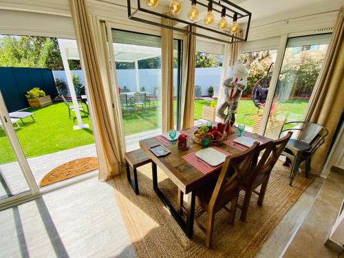 High Standing! 200m2 Private Garden Jacuzzi Sun Bed & Interior Spa