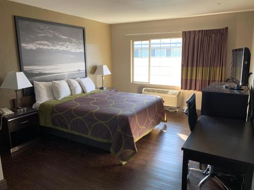 Skyways Hotel Ideally located in the LAX – Los Angeles International Airport area, Super 8 Los Angeles Airport promises a relaxing and wonderful visit. The property has everything you need for a comfortable stay.