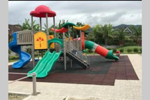 兒童遊樂場, A home away from home in 植物村