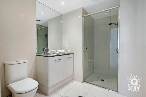 Circle on Cavill – 2 Bedroom + Study Ocean SPA Surfers Paradise!