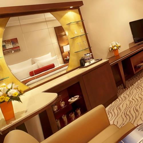 Park Regis Kris Kin Hotel - image 12