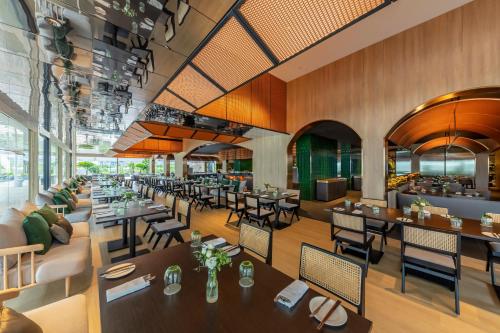 Restaurant, PARKROYAL COLLECTION Marina Bay, Singapore near Merlion Park