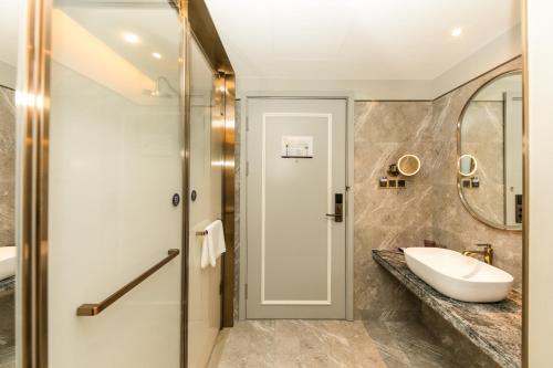 Superior King Room image 1
