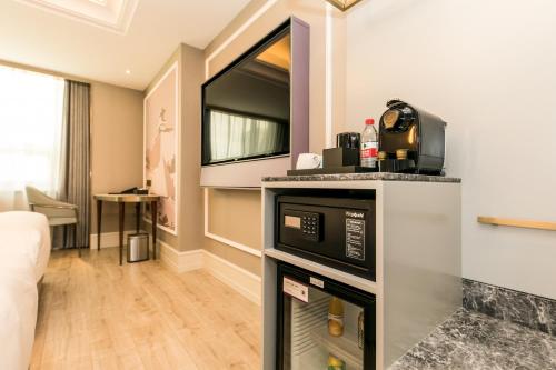 Deluxe Twin Room image 1