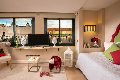 Triple Room with City View image 9