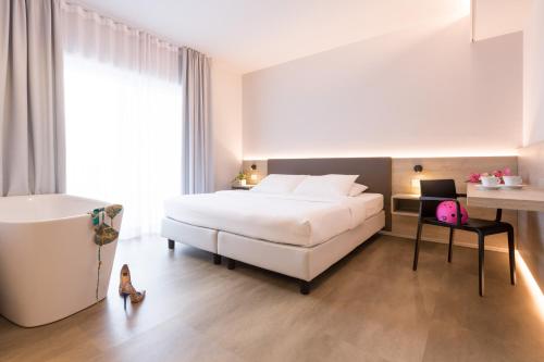 room detail thumbnail 1