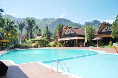 Swimming pool, Toraja Misiliana Hotel in Palopo