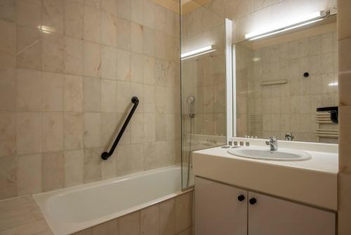2 bedrooms, 6 beds
