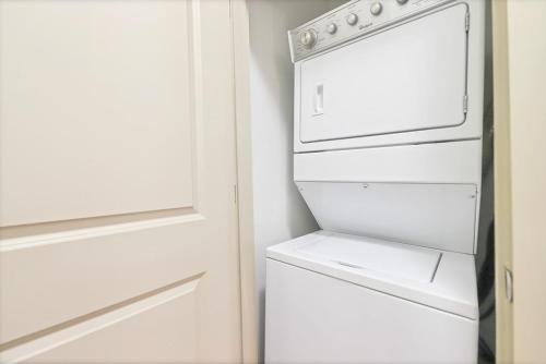 Viagem Stylish 1BR with Pool, Gym & Parking