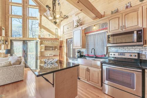 Bountiful Blessings Stunning Mountain Views Hot Tub - main image