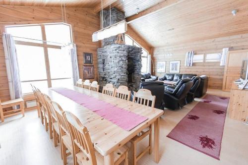 Shared lounge/TV area, Villa Aurora in Röhkömukka