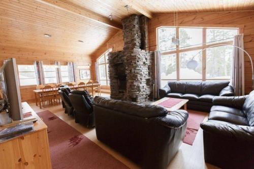 Shared lounge/TV area, Villa Aurora in Röhkömukka