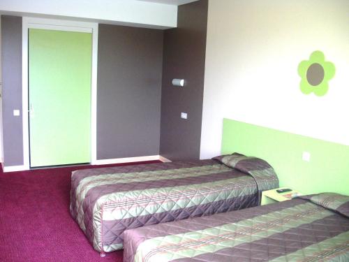 2 twin beds