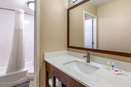 Queen Room - Accessible/Non-Smoking