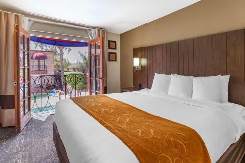 Comfort Suites Tucson near Sabino Canyon near ศูนย์กิจกรรมครอบครัวกอล์ฟ เอน สตัฟฟ์