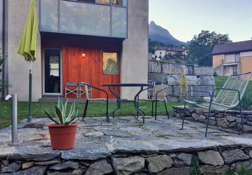 Maison 4 jardin - Casa design ai margini del bosco in Crodo