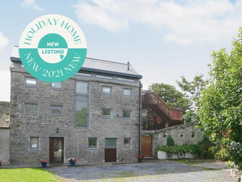 . Kinvara Suites No 2 Top Floor by Trident Holiday Homes