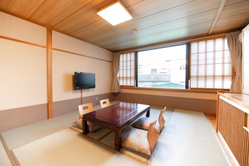 Japanese-Style Room - Non-Smoking (6 Adult)