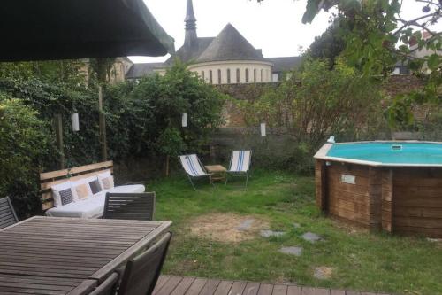 Abbey Road Le Thoureil Maison 6 chambres 12 personnes in Madeleine-Saint-Leonard