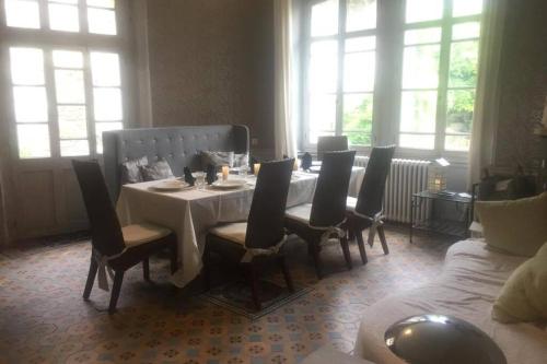 Abbey Road Le Thoureil Maison 6 chambres 12 personnes in Madeleine-Saint-Leonard