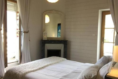 Abbey Road Le Thoureil Maison 6 chambres 12 personnes in Madeleine-Saint-Leonard