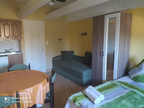 1 double bed, 1 twin bed