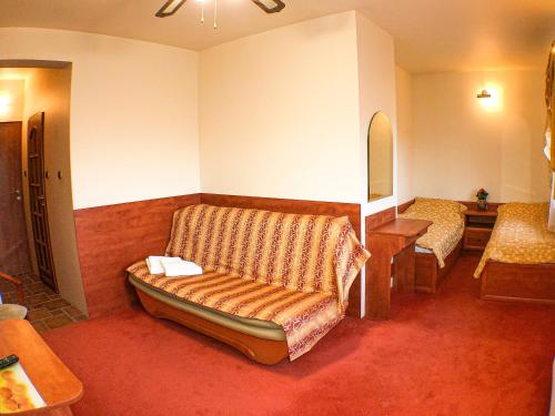 1 queen bed, 1 twin bed