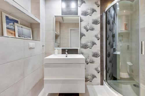 One-Bedroom Apartment image 10