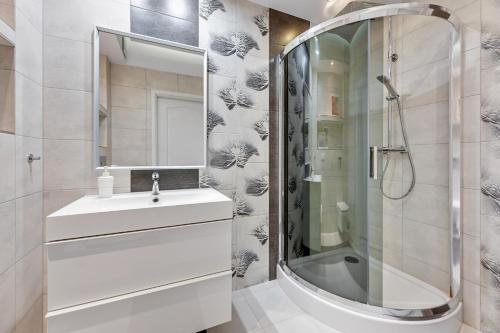 One-Bedroom Apartment image 9