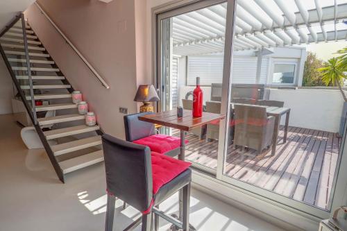 Elora Penthouse with Sea Views by Hello Homes Sitges