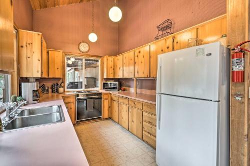 Black Butte Ranch Family Cabin with Private Hot Tub! - image 4