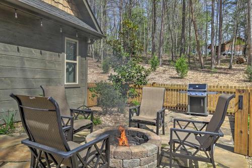 Updated Blairsville Cabin with Fire Pit and Deck!