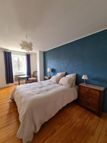 1 queen bed, 1 double bed, 2 twin beds