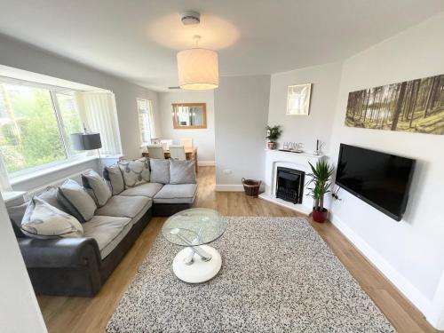 Coastline Retreats - Cosy Bungalow in Ringwood Town Centre with lots of Parking and Large Enclosed Garden - Ringwood