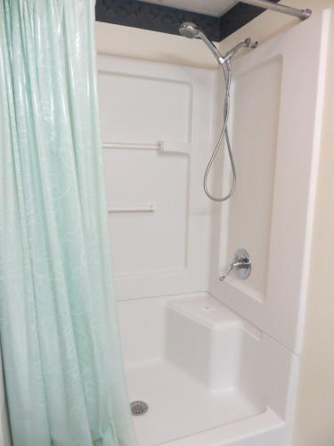 Queen Room with Two Queen Beds - River View (Non Smoking) image 6