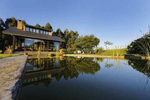  Casa con gran jardín y piscina en Cabarceno, Ferienwohnung in Villanueva