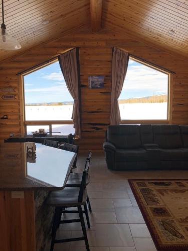 The Wandering Moose Cabin, close to West Yellowstone, Single Level, Hot Tub