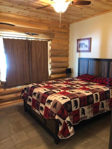 The Wandering Moose Cabin, close to West Yellowstone, Single Level, Hot Tub