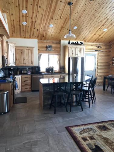 The Wandering Moose Cabin, close to West Yellowstone, Single Level, Hot Tub