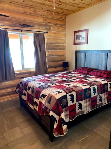 The Wandering Moose Cabin, close to West Yellowstone, Single Level, Hot Tub