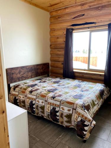 The Wandering Moose Cabin, close to West Yellowstone, Single Level, Hot Tub